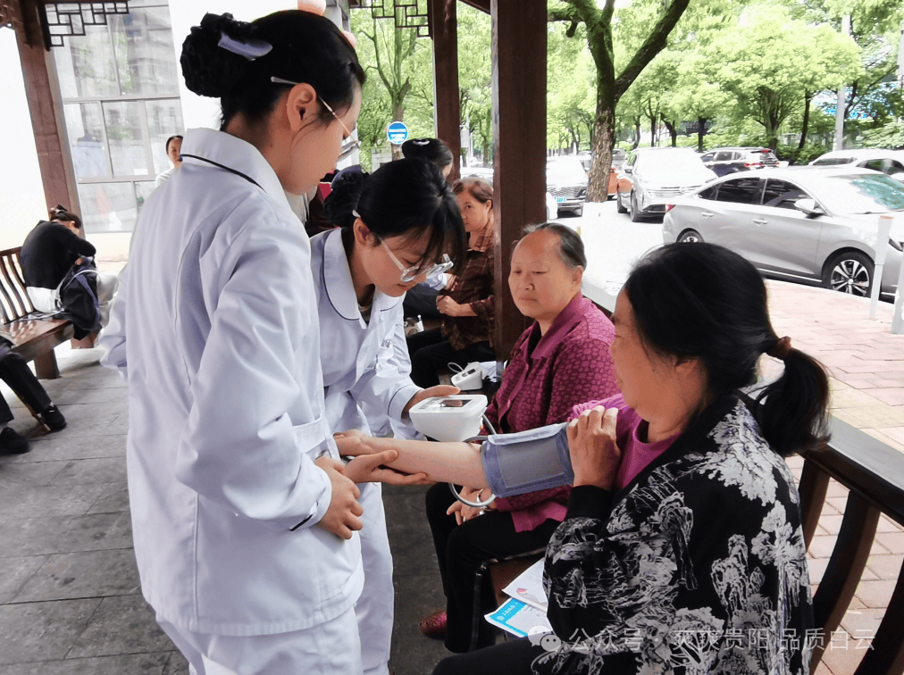校到龚家寨街道开展服务社区居民教育活动尊